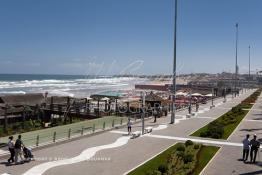 Image du Maroc Professionnelle de  Tahiti Beach Club piscines privées sur la corniche de Aïn Diab à Casablanca. Casablancais et visiteurs se dirigent vers la corniche quand la météo est favorable à la baignade. A une époque pas si lointaine plusieurs piscine’s fleurissent sur  cette corniche  toutes, plus sportives, plus élitistes les unes que les autres. Elles étaient même plus nombreuses qu’aujourd’hui certaines ont disparu comme les sables d’or, la piscine municipale Georges Orthlieb etc… Au fond le phare d'El Hank. Lundi  7 Juillet 2009. (Photo / Abdeljalil Bounhar)
 